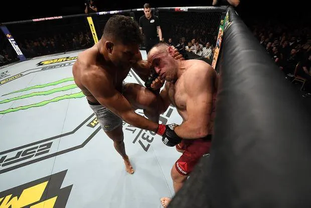 Оверим сломал ребро Олейнику на UFC в Петербурге