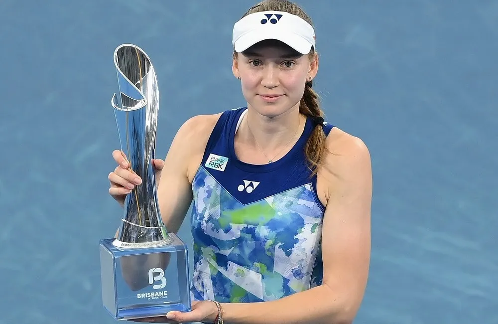 Елена Рыбакина с трофеем. Фото: WTA