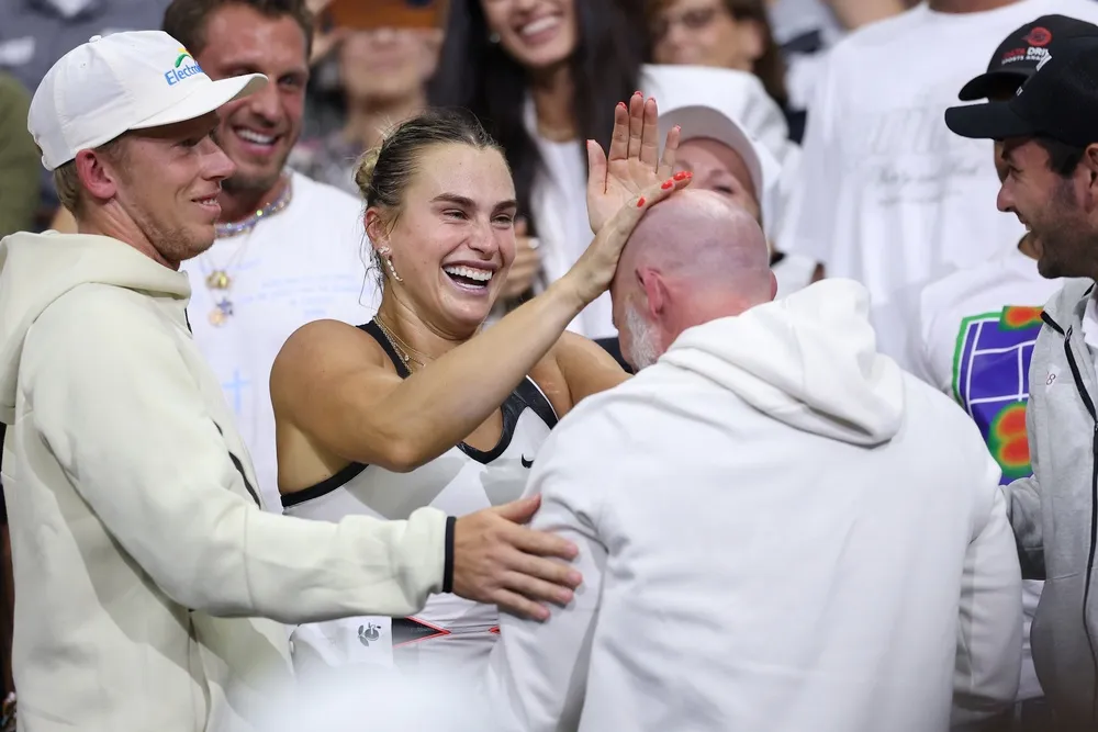 Радость победы Арина разделила с командой. Фото: WTA