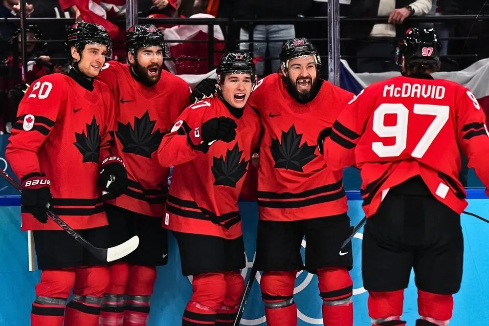 Канадцев называют фаворитами встречи. Фото: IIHF