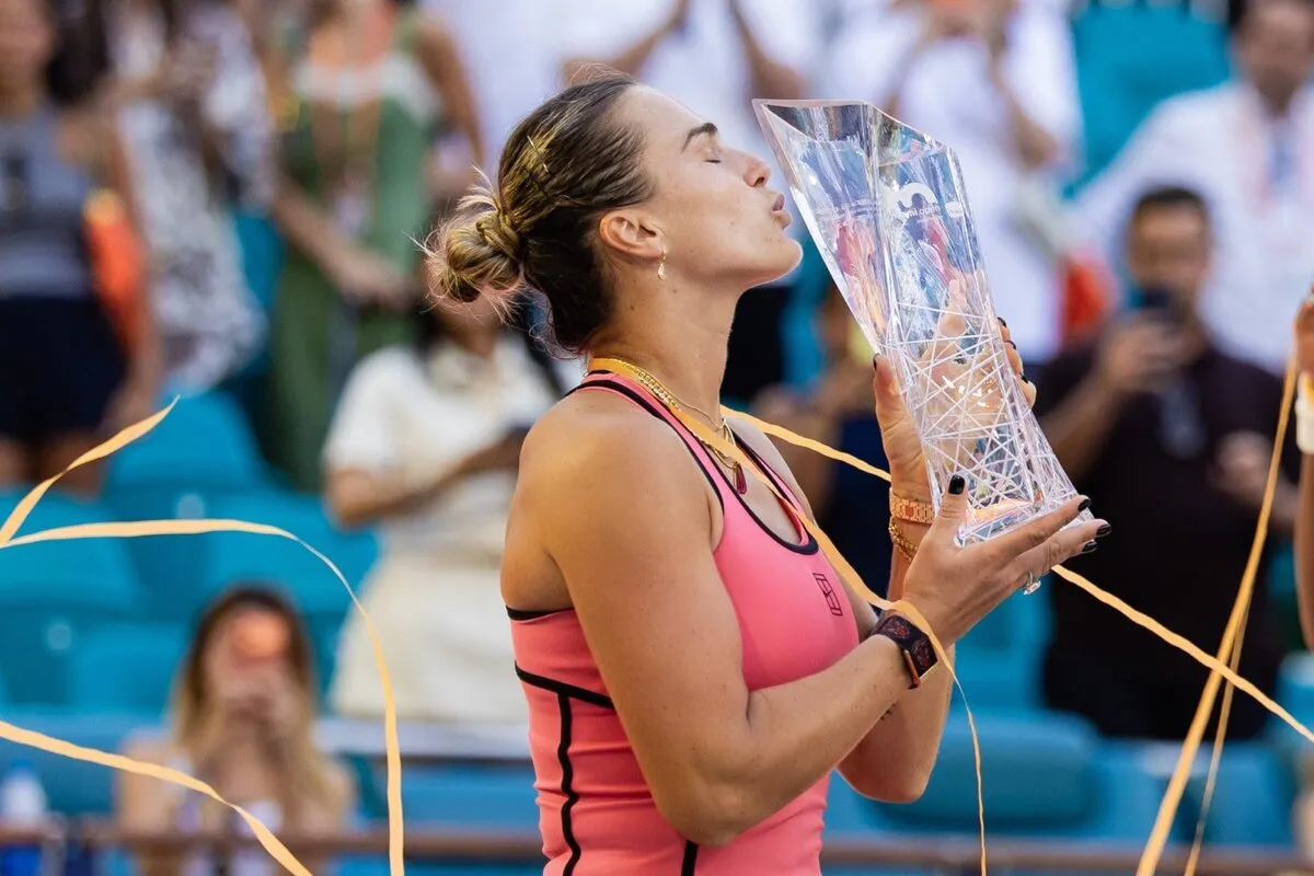 Арина Соболенко с трофеем. Фото: соцсети турнира Miami Open