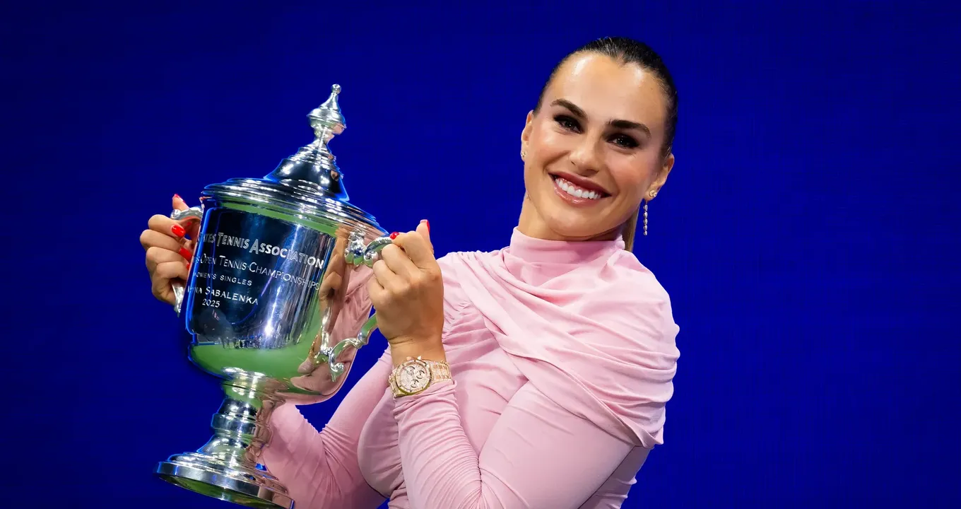 Арина Соболенко с трофеем. Фото: WTA
