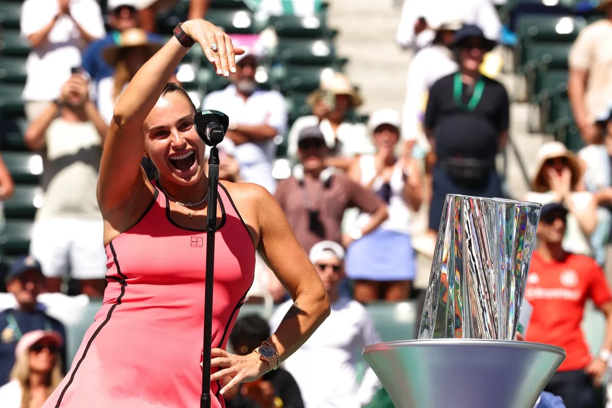 Арина Соболенко на церемонии награждения. Фото: BNP Paribas Open