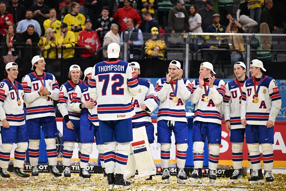 Тэйдж Томпсон с партнерами по команде. Фото: USA Hockey