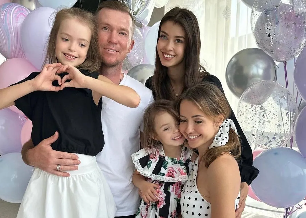 Александр со своей семьей в 2023 году. Фото: Социальные сети Глеба