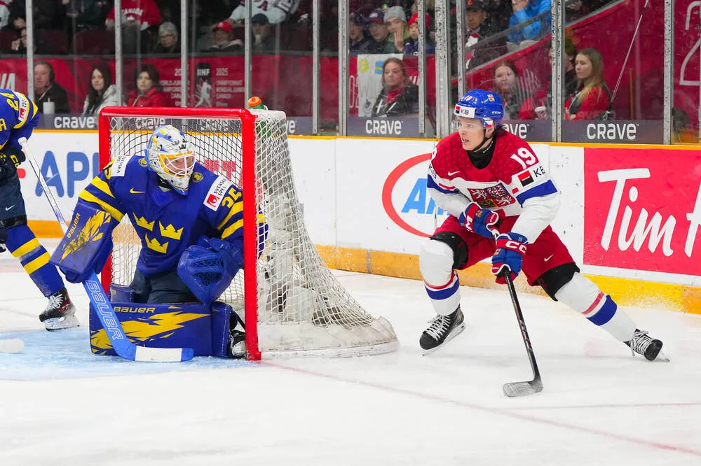 Шведы и чехи встречались в матче за бронзу МЧМ-2025. Фото: IIHF
