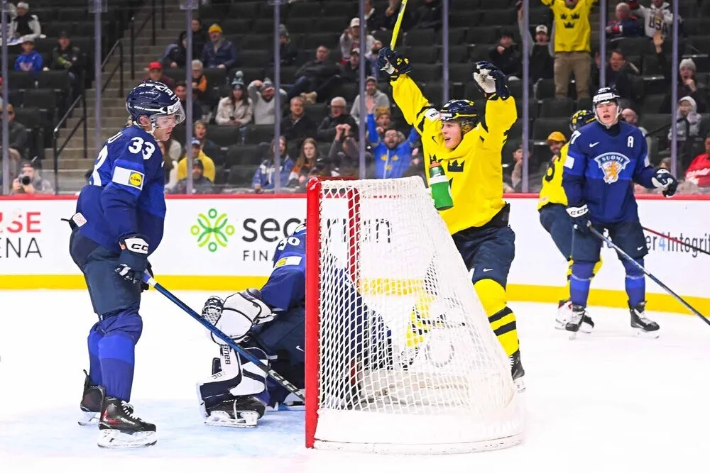 Шведы являются фаворитами встречи. Фото: IIHF