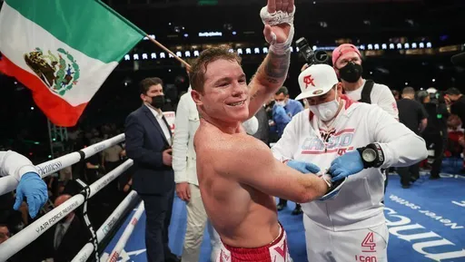 Сауль Альварес победил Авни Йылдырыма, защитив титулы WBA и WBC
