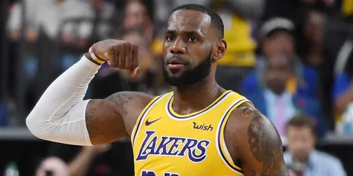 «Лейкерс» обыграл «Бостон». Леброн сумел забросить двухочковый, несмотря на блокшот