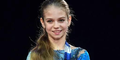 Трусова с трудом занесла огромного медведя в автобус