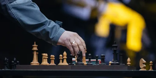 FIDE разрешила белорусам и россиянам выступать под флагом организации до 2026 года