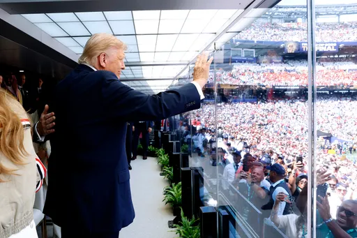 Дональда Трампа освистали во время награждения в финале ЧМ-2026
