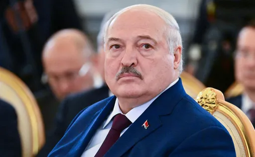 Александра Лукашенко сбили с ног во время хоккейного матча