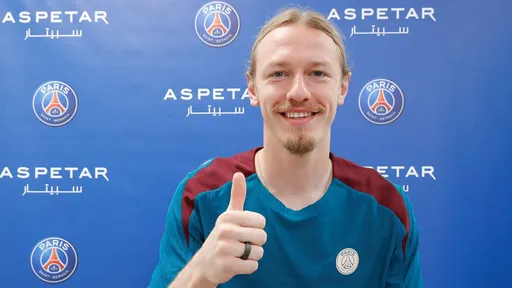 В «ПСЖ» высоко оценили игру Сафонова в матче с «Лансом»