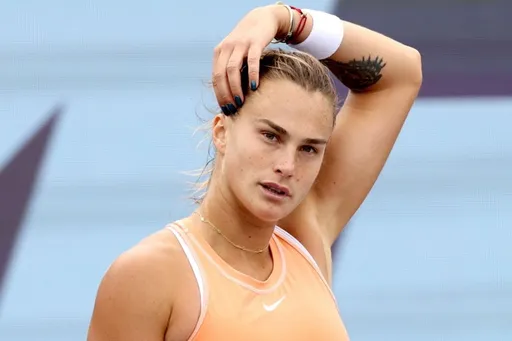 Арина Соболенко в розовом платье провела фотосессию с кубком US Open — 2025