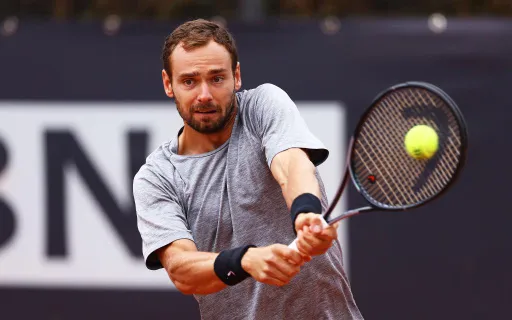 Сафиуллин одолел Монфиса и пробился во второй круг US Open