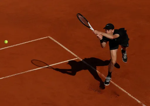 Синнер завершил выступление на Roland Garros-2026, проиграв Серундоло