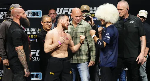 Подарок для Махачева и титул для Нурмагомедова. Главное о турнире UFC 311