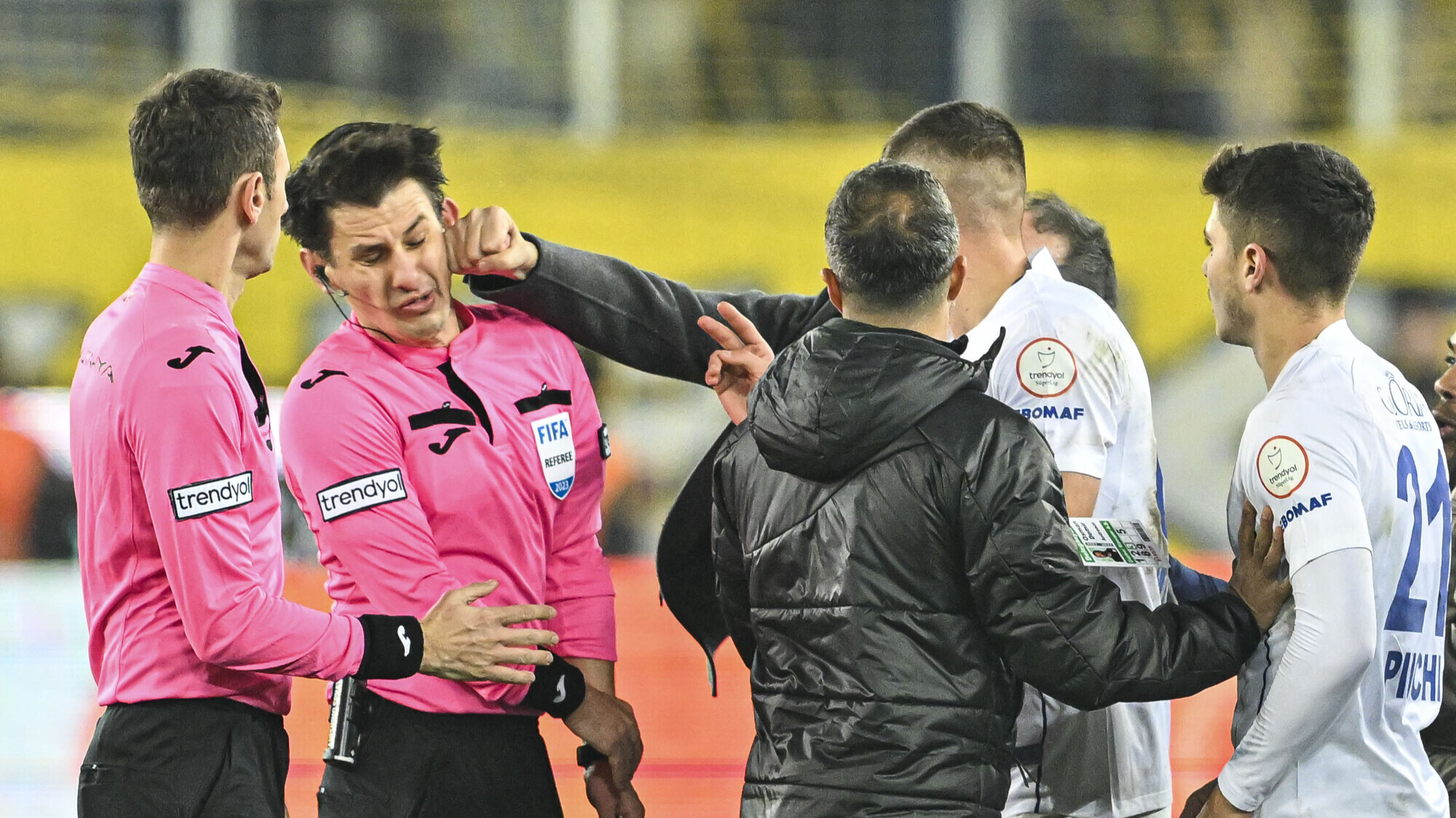 Президент «Анкарагюджю» напал на арбитра после матча с «Ризеспором»