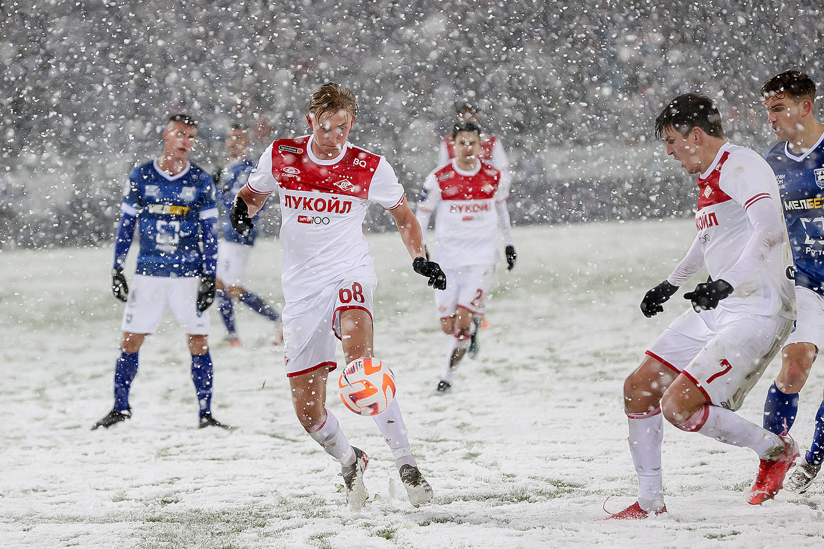 В российском футболе случилось страшное. В декабре пошел снег!