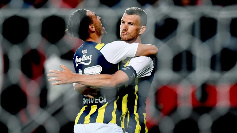 «Фенербахче» отыграл минуту и ушёл с поля в матче за Суперкубок Турции