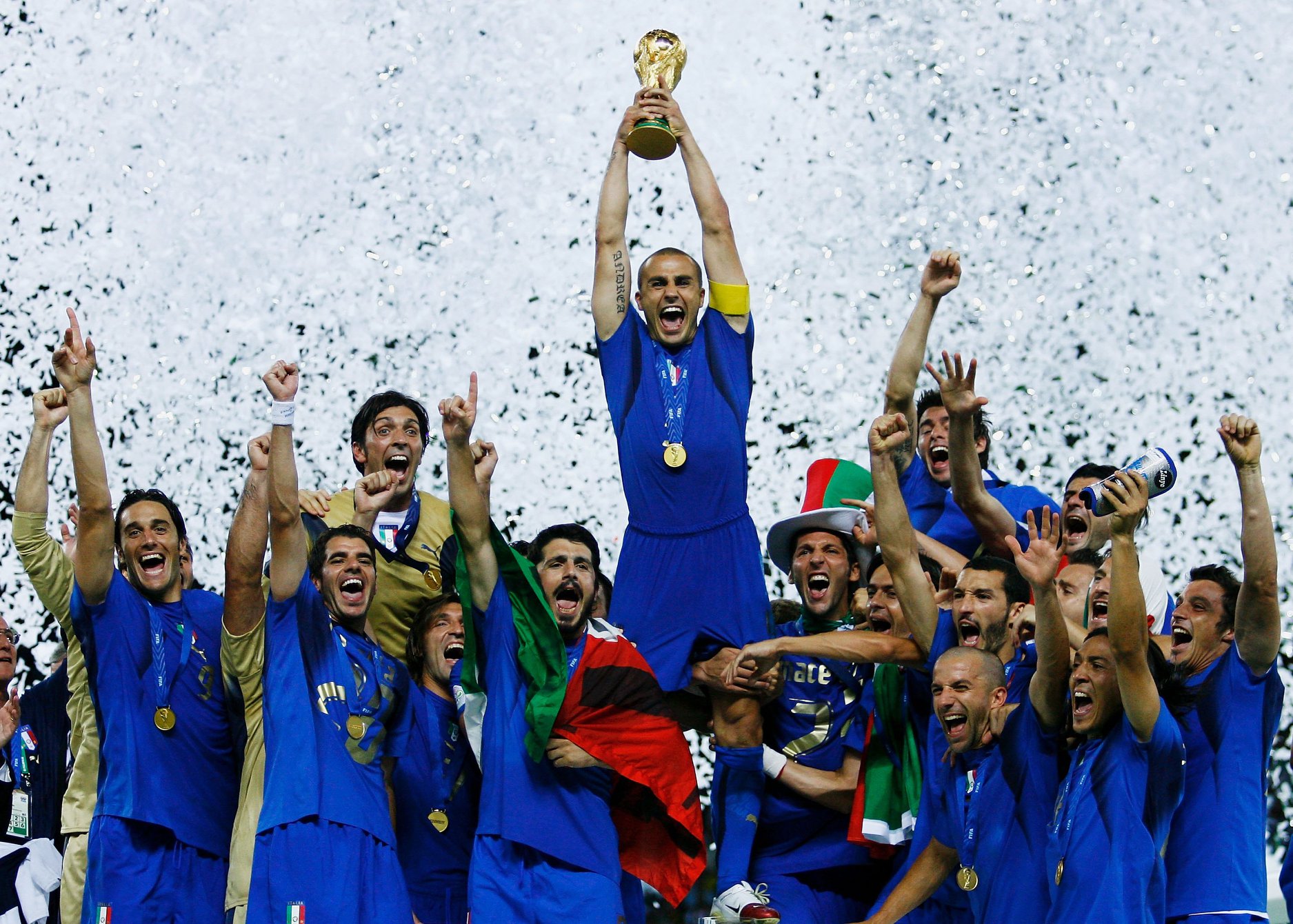 Сборная Италии с кубком мира. Фото: ФИФА