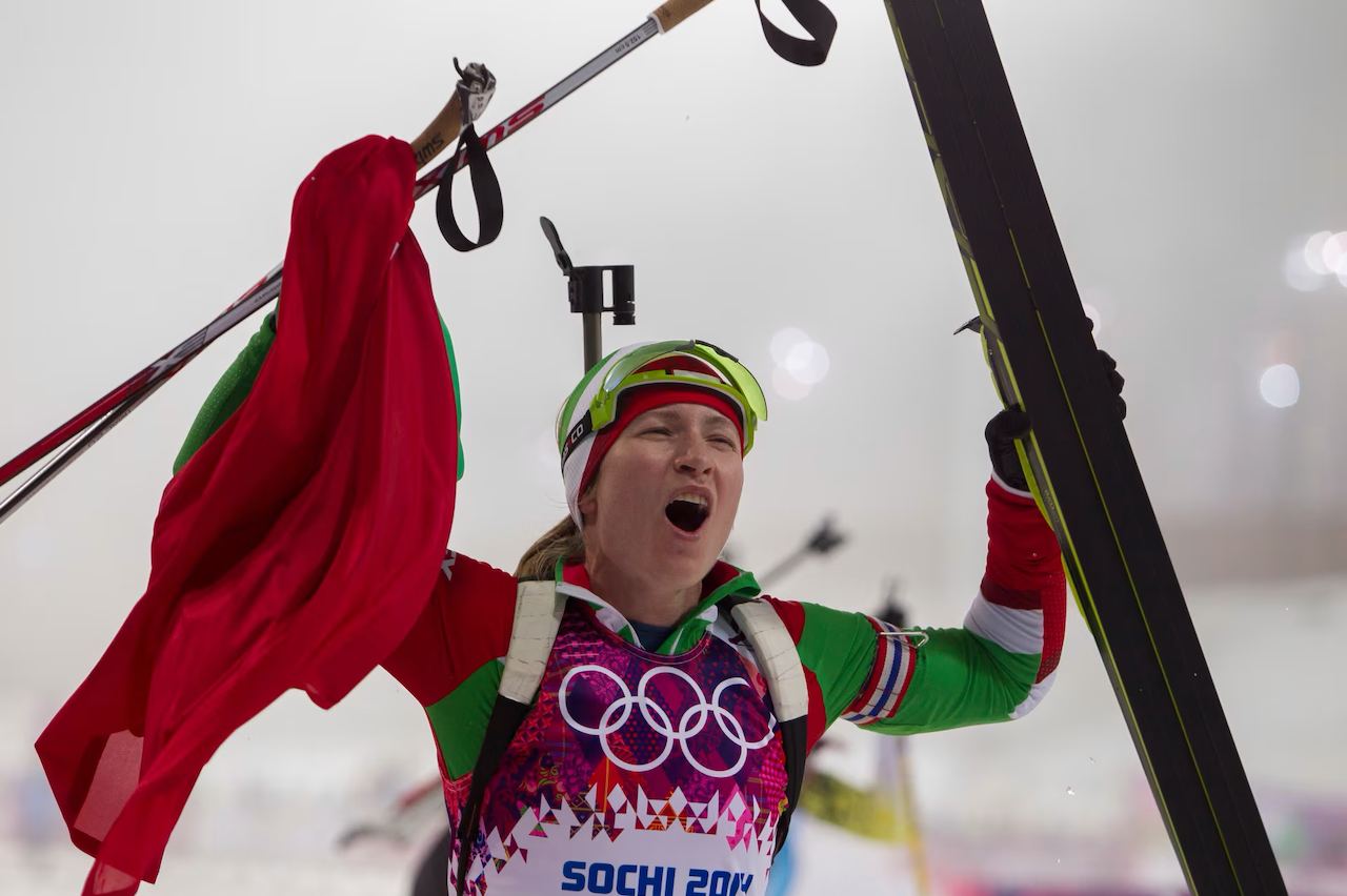 Дарья Домрачева празднует победу на Олимпиаде в Сочи. Фото: IBU/Christian Manzoni