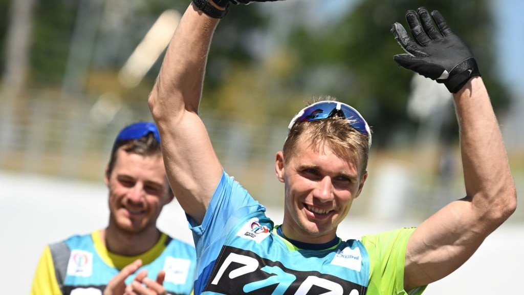 Антон Смольский выиграл спринтерскую гонку по летнему биатлону в Сочи