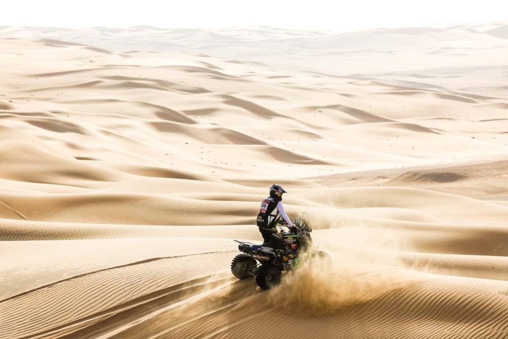 Битва квадроциклов в пустыне Саудовской Аравии. Фото: «Дакар»