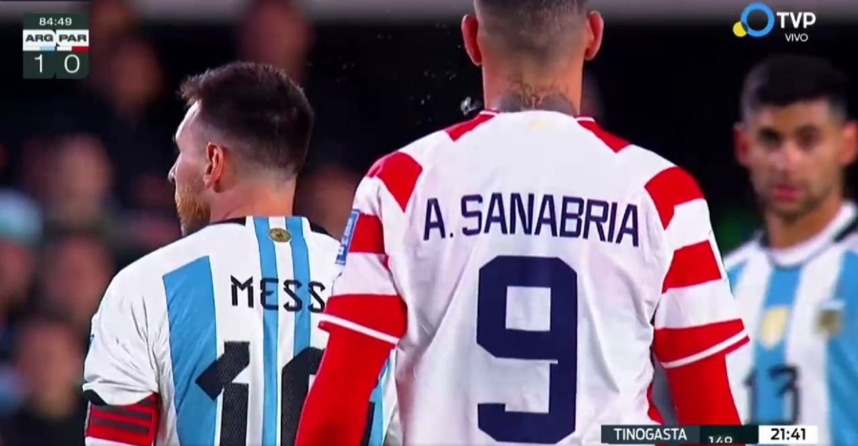 Нападающий сборной Парагвая во время матча плюнул в Лионеля Месси