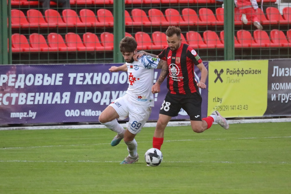 Кирилл Кириленко борется за мяч. Фото: ФК «Динамо-Брест»
