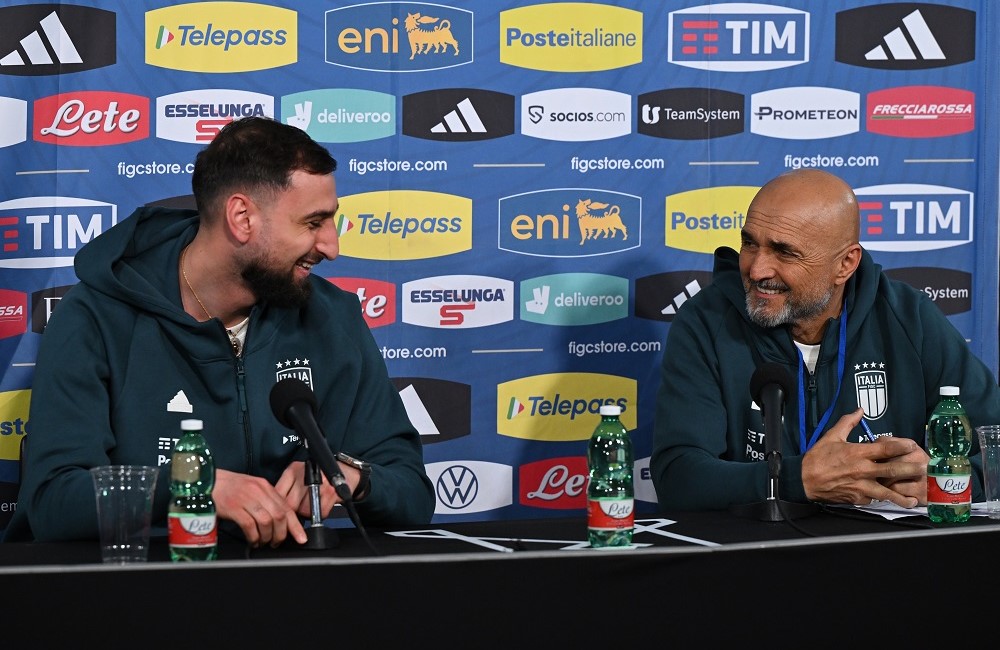 Доннарумма и Спаллетти находятся в хорошем настроении перед матчем. Фото: Итальянская федерация футбола