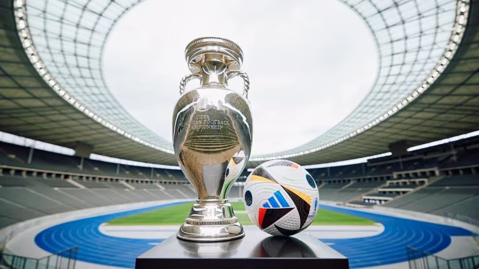 Официальный трофей чемпионата Европы. Фото: Официальный сайт УЕФА