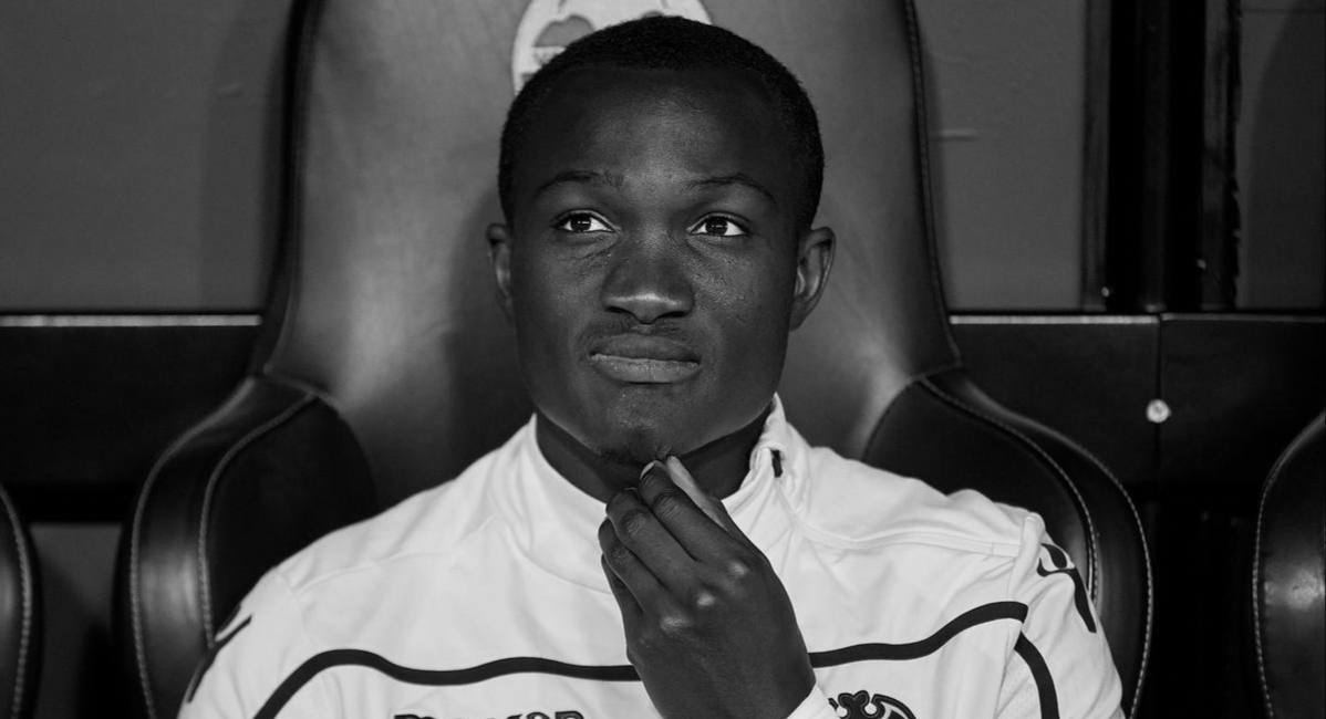 Экс-нападающий сборной Ганы Двамена умер после сердечного приступа на поле