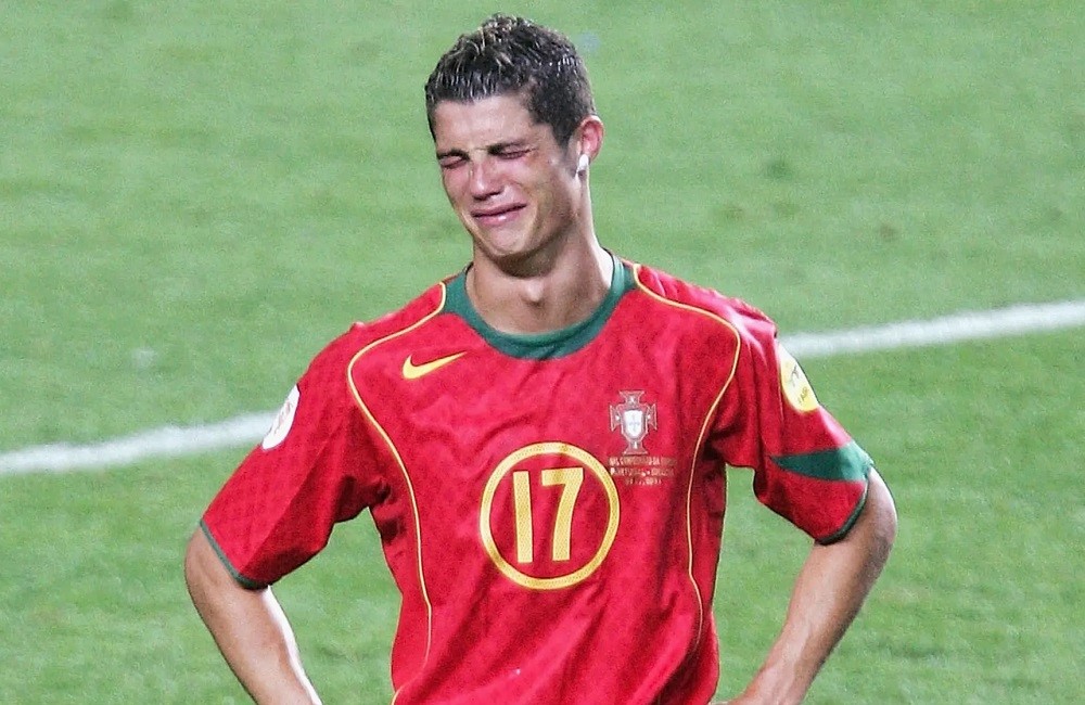 Чудо Греции, Роналду в слезах и кошмар на «Уэмбли». Все финалы Евро с 2000 года