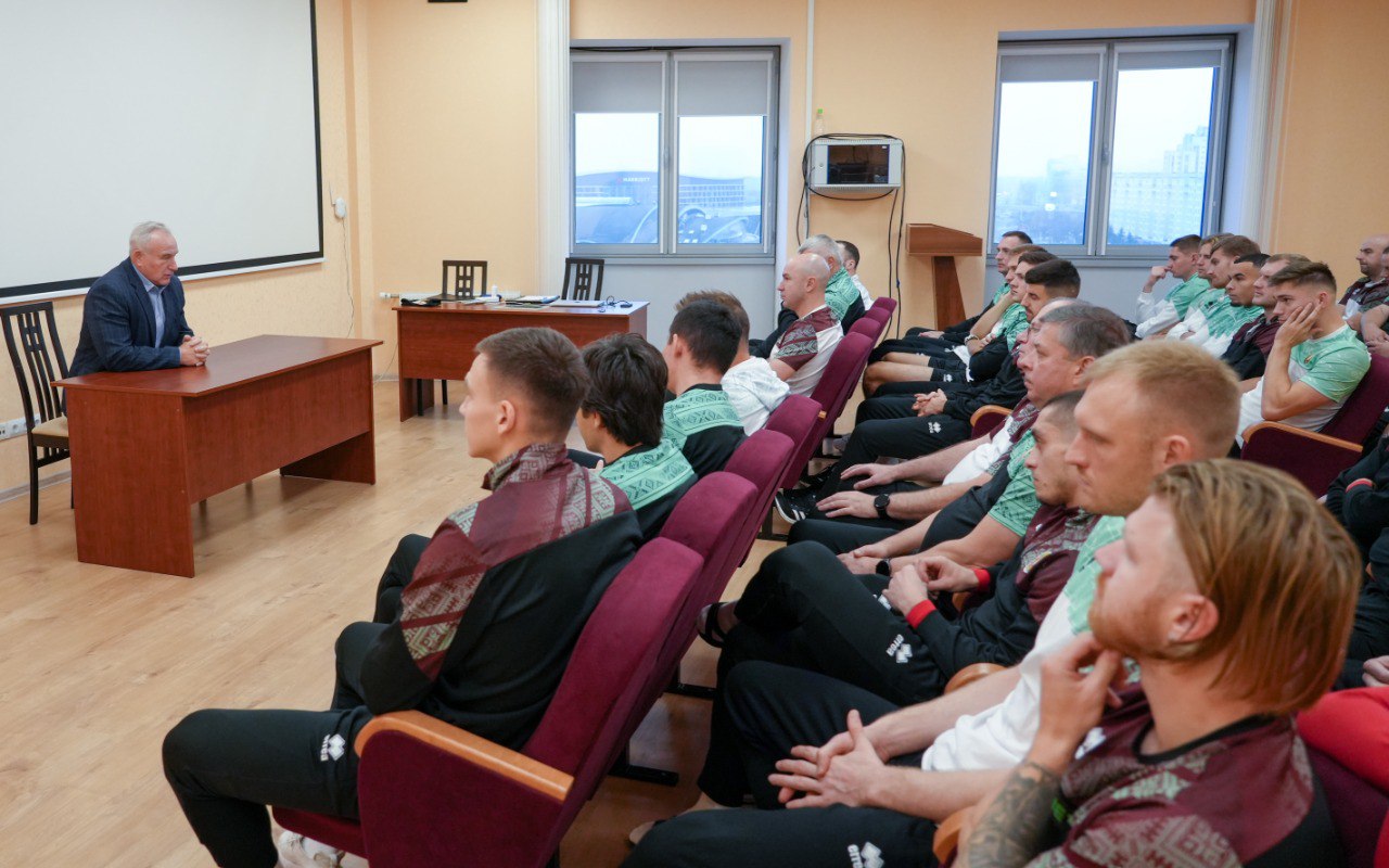 Национальная сборная Беларуси встретилась с главой АБФФ Николаем Шерстневым