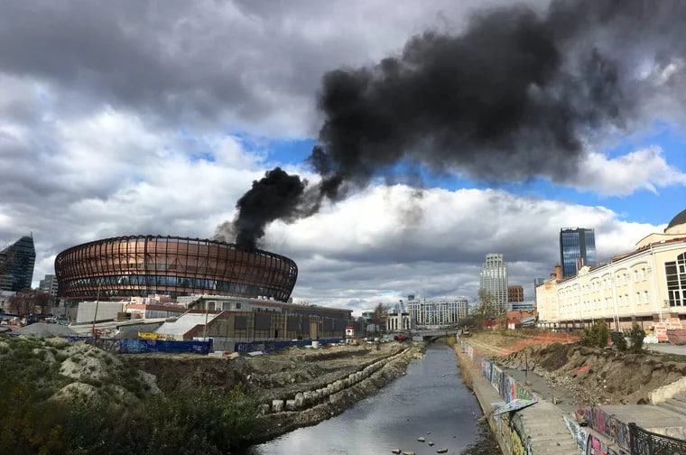 В Екатеринбурге вновь загорелась строящаяся ледовая арена