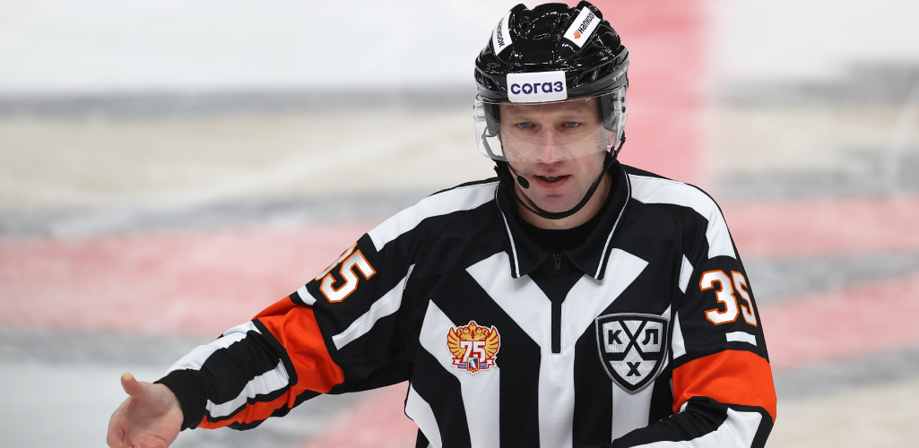 Арбитр Беляев, которому в матче КХЛ попала шайба в лицо, избежал сотрясения мозга