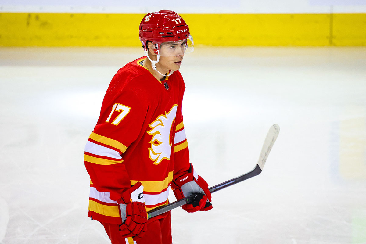 Егор Шарангович с показателем «-1» дебютировал за «Калгари» в НХЛ