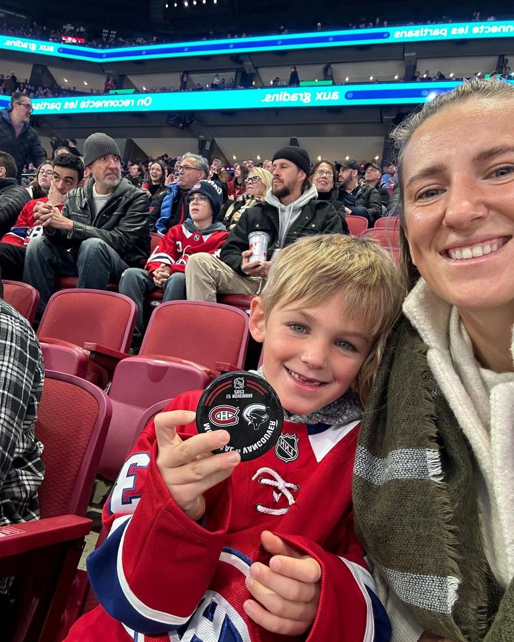 С сыном Лео на матче «Монреаль Канадиенс». Фото: Социальные сети Виктории Азаренко