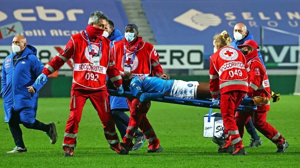 Нападающий «Наполи» потерял сознание во время матча против «Аталанты»