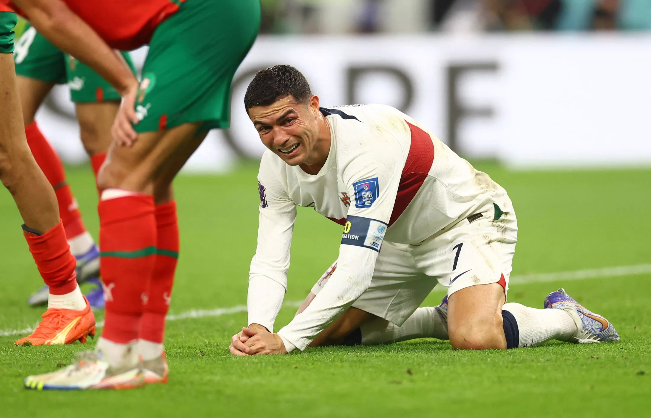 После матча Марокко — Португалия уходящего Роналду встретил выбежавший на поле фанат