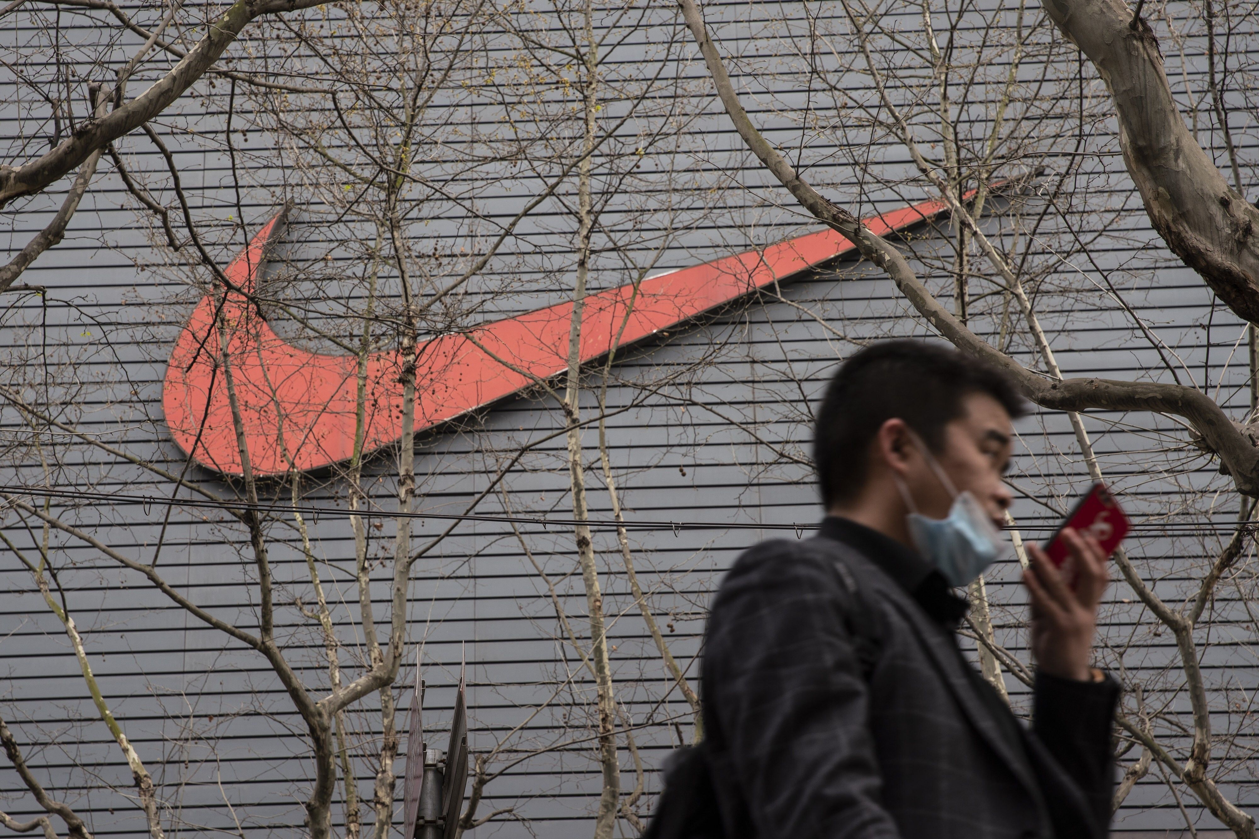 Nike зарабатывает в Китае миллиарды долларов. Но всё может измениться из-за уйгурского хлопка