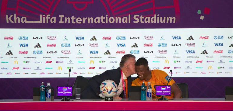 Ван Гал на пресс-конференции после матча с США поцеловал Дюмфриса, на счету которого гол и два ассиста