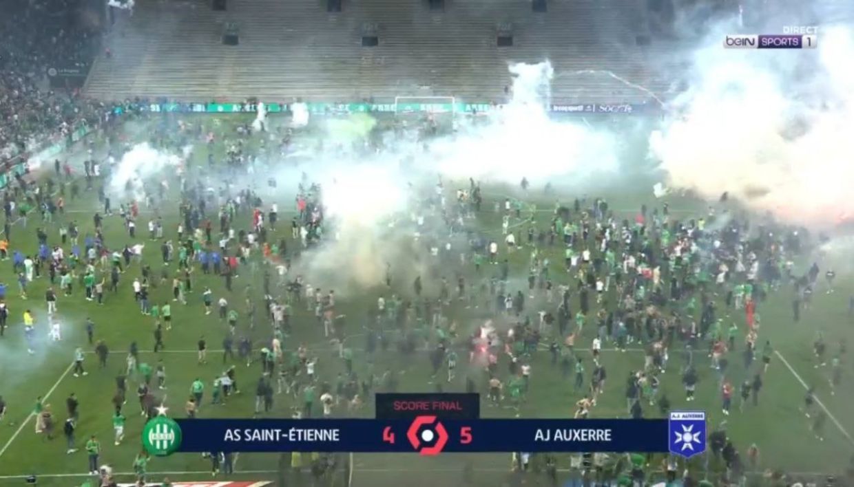 Болельщики «Сент-Этьена» устроили беспорядки на поле после вылета команды из Лиги 1