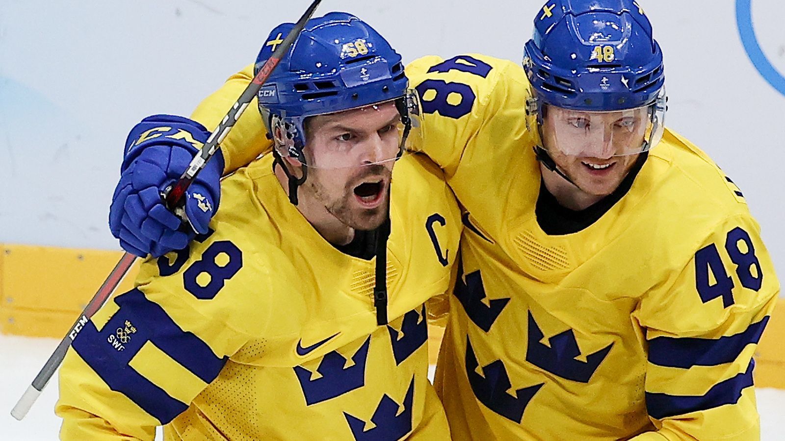Капитан сборной Швеции по хоккею Ландер разбил дверь в раздевалке после поражения в матче за третье место ОИ