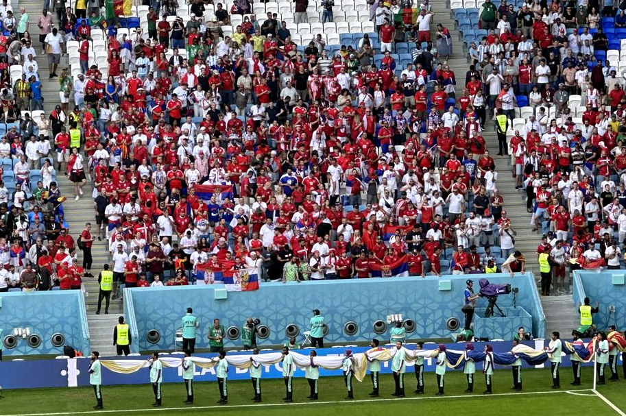 Фанаты сербской сборной скандируют «Косово — Сербия» на матче ЧМ в Катаре