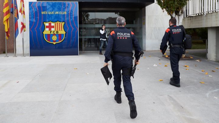 В «Барселоне» шок. Офис клуба обыскали, а Бартомеу задержали за неделю до выборов президента