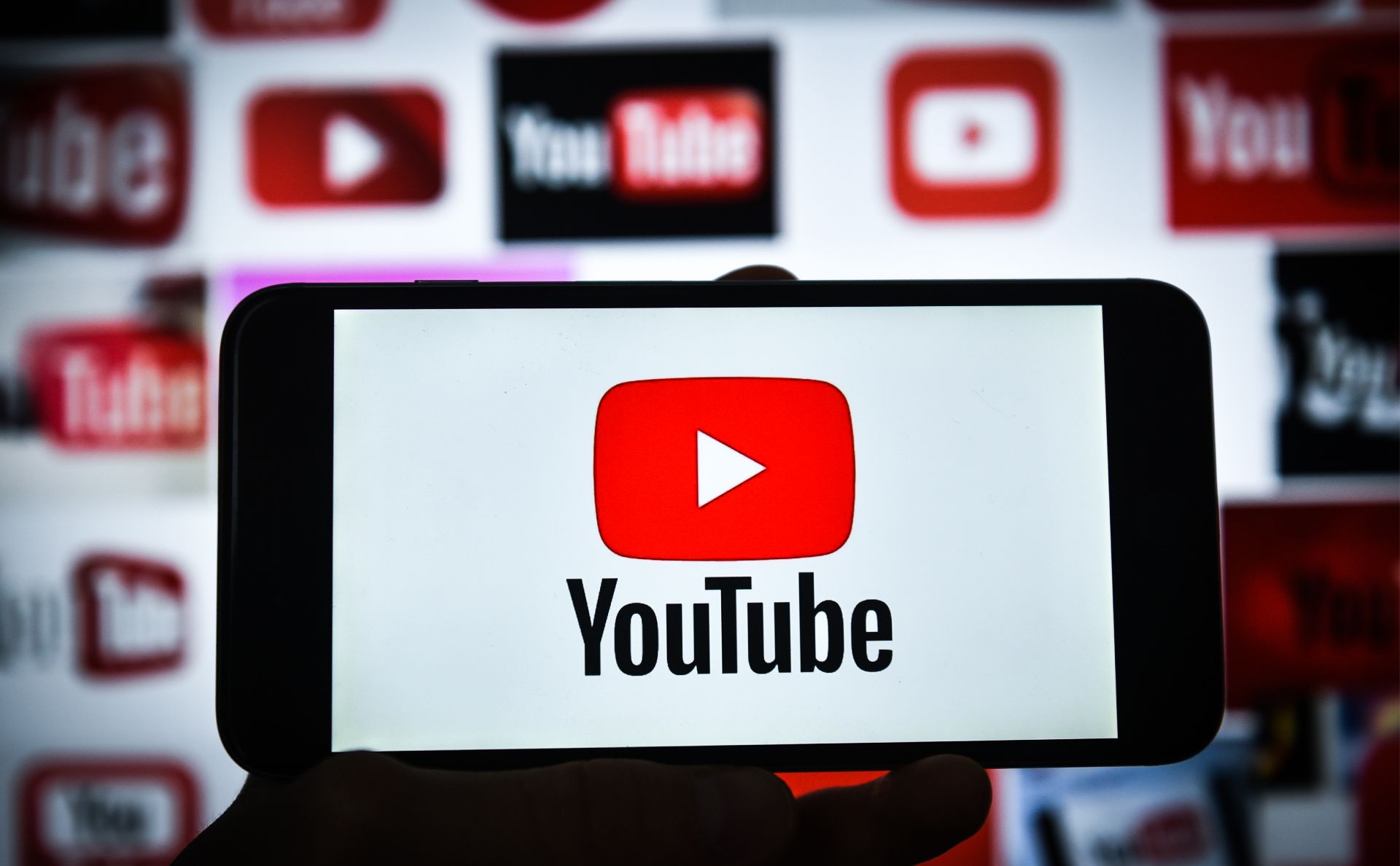 Google и YouTube временно отключили рекламу на территории России