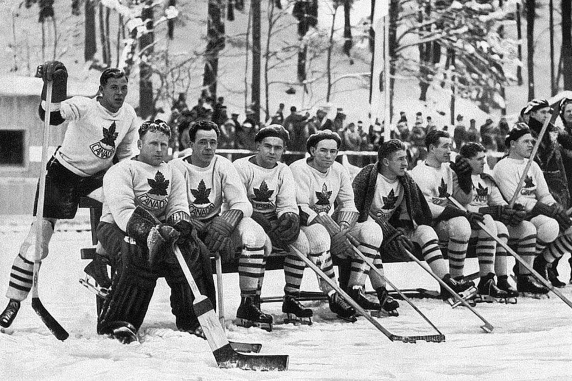 Первый канада. Первая хоккейная команда Канады 1904. Хоккейная команда 1904 Канада. Хоккей в Канаде 20 век. История хоккея в Канаде.